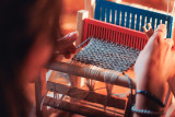 Atelier tissage avec un métier à tisser à la Maison de la laine et du drap