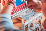 Atelier tissage avec un métier à tisser à la Maison de la laine et du drap