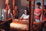 Atelier tissage avec un métier à tisser à la Maison de la laine et du drap