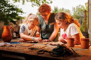 atelier-creation-dun-jeu-chevalier-au-camp-medieval - © © Vincent Photographie - Tourisme Carcassonne atelier-creation-dun-jeu-chevalier-au-camp-medieval