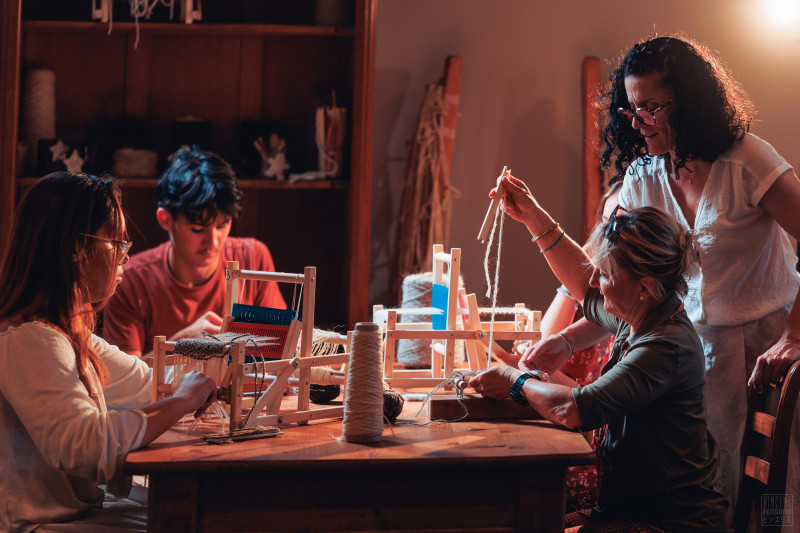 Atelier tissage avec un métier à tisser à la Maison de la laine et du drap