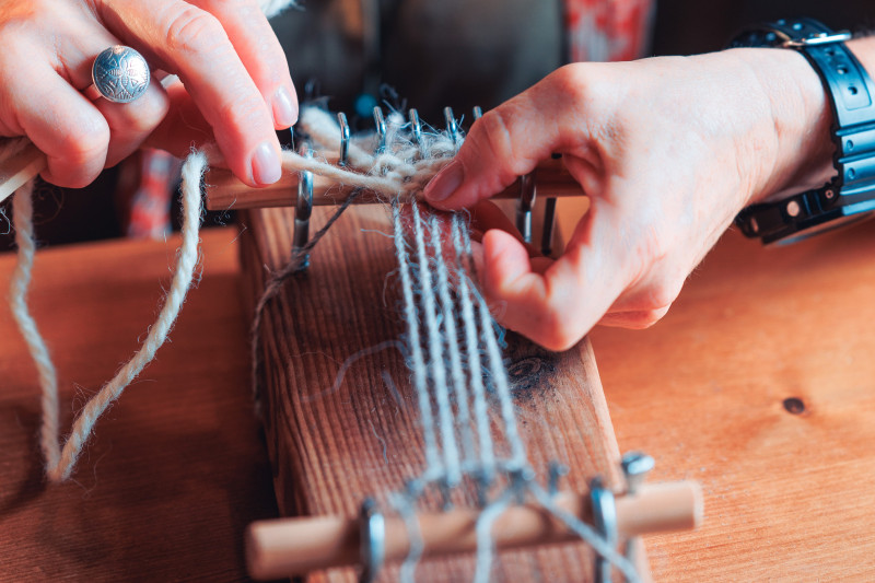 Atelier Tissage d'un bracelet à la Maison de la Laine et du Drap