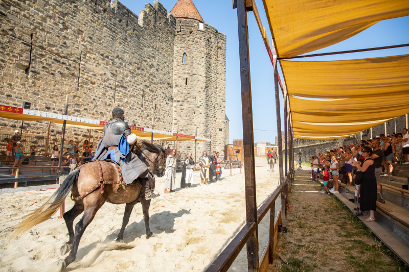 deux chevaliers se battent pendant le tournoi de chevalerie à Carcassonne